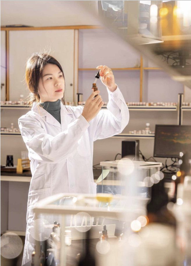 书香品牌创始人陈海菊在实验室检视精油