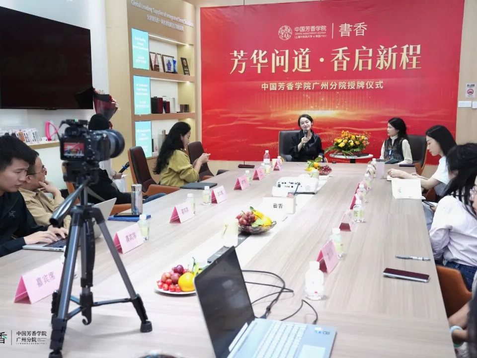 雅集现场 · 圆桌围坐共修